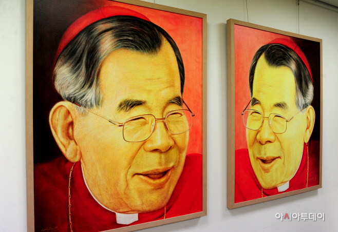 바보의나눔 사무실에 걸린 김수환 추기경 사진