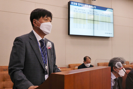 답변하는 김용문 창업진흥원 원장<YONHAP NO-2556>