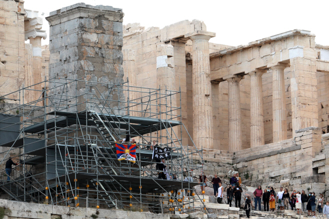그리스 아크로폴리스서 반중 외치는 시위대