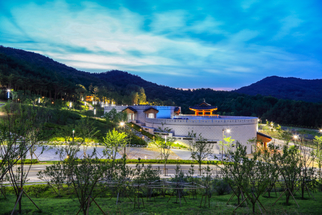 화랑전시관 야경/제공=경주시