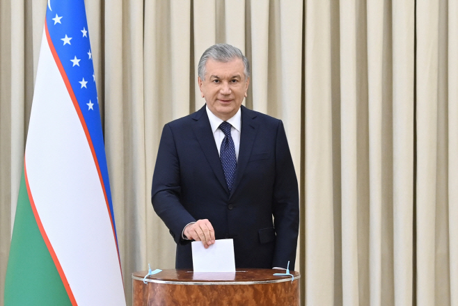 대선 투표하는 미르지요예프 우즈벡 대통령