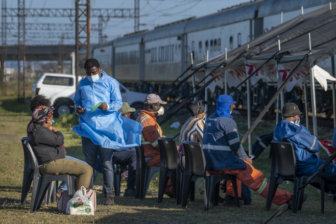 '코로나 백신 열차' 앞에서 접종 기다리는 남아공인들