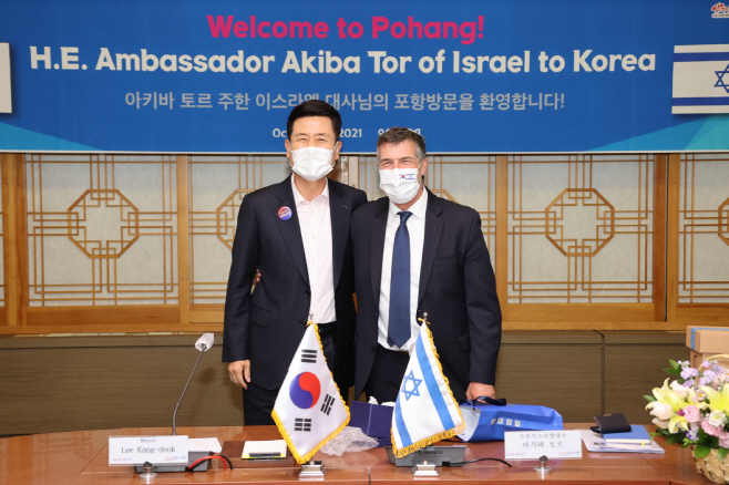 왼쪽부터) 이강덕 포항시장, 아키바 토르(Akiba Tor) 주한 이스