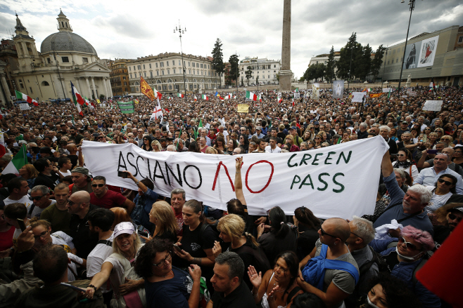 Italy Green Pass Protest <YONHAP NO-0177> (AP)