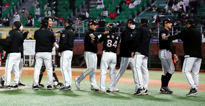 kt 위즈, SSG 상대로 8-3 승리<YONHAP NO-4230>