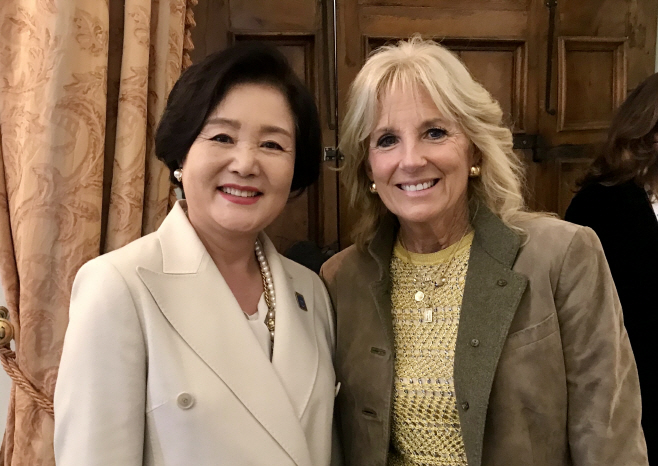 질 바이든 부인과 기념사진 촬영하는 김정숙 여사
