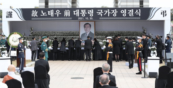 헌화하는 영결식 참석자들