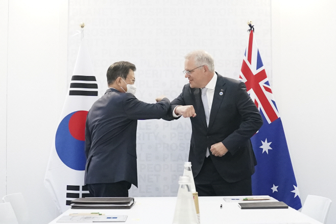 스콧 모리슨 호주 총리와 인사하는 문재인 대통령