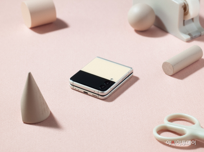 02_01_B2_Product_04_galaxyzflip3_5g_cream_H