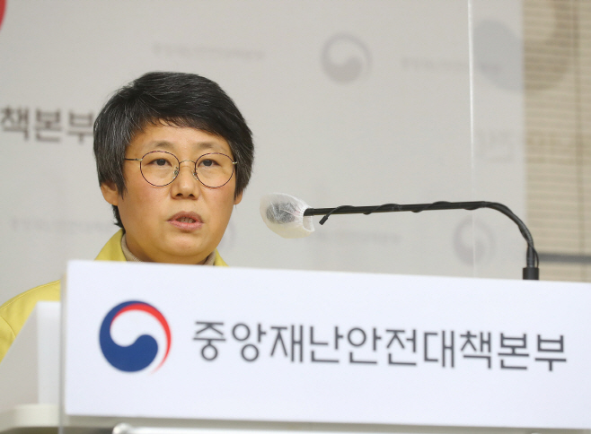 중대본 브리핑하는 박향 중수본 방역총괄반장<YONHAP NO-3569>