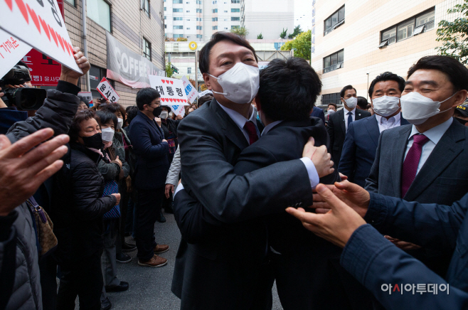 [포토] 지지자와 포옹하는 윤석열