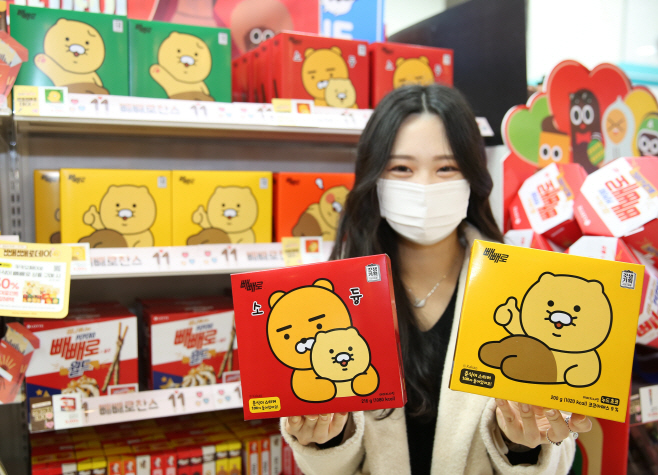 모델이 GS25에서 선보인 '춘식