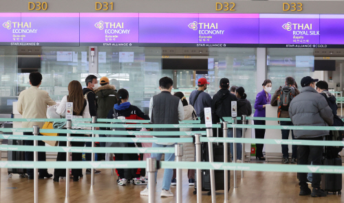 재개방 허용 태국...방콕으로 향하는 탑승객들
