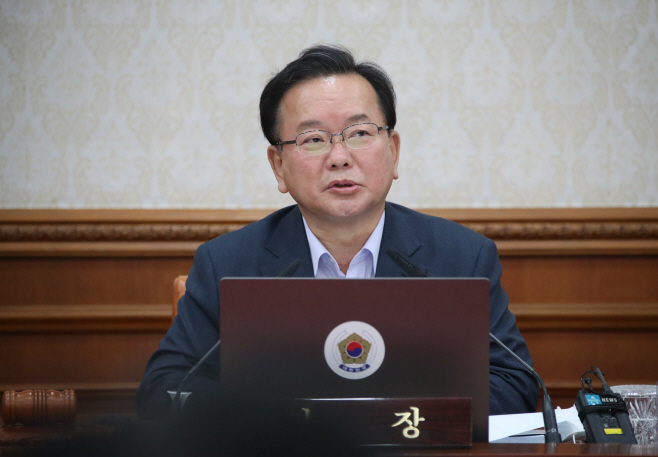 국무회의서 발언하는 김부겸 총리