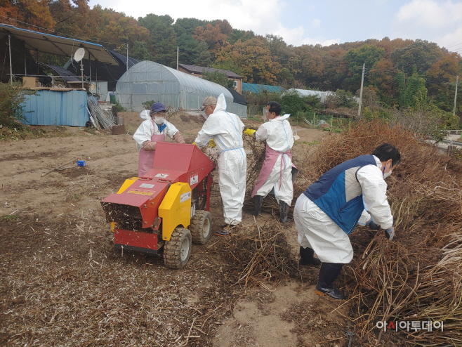 3.(사진)영농부산물 파쇄작업(2)