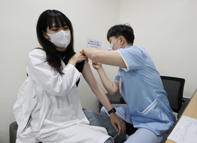 부스터샷 맞는 서울대병원 의료진<YONHAP NO-3327>