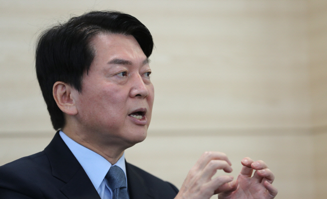 연합뉴스와 인터뷰하는 안철수 대표