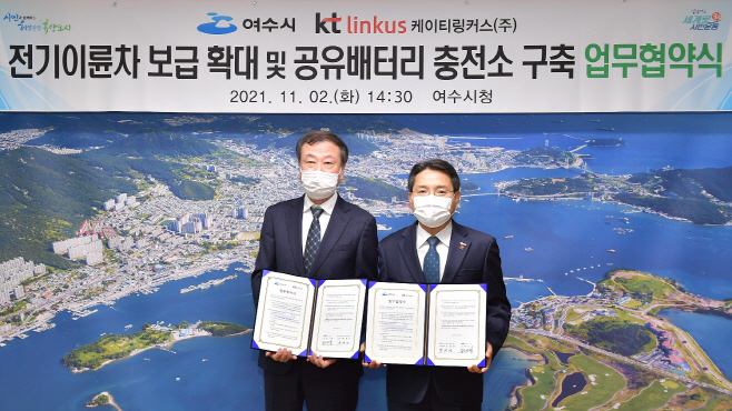 노후 공중전화박스가 전기이륜차 배터리 충전소로 ‘변신’