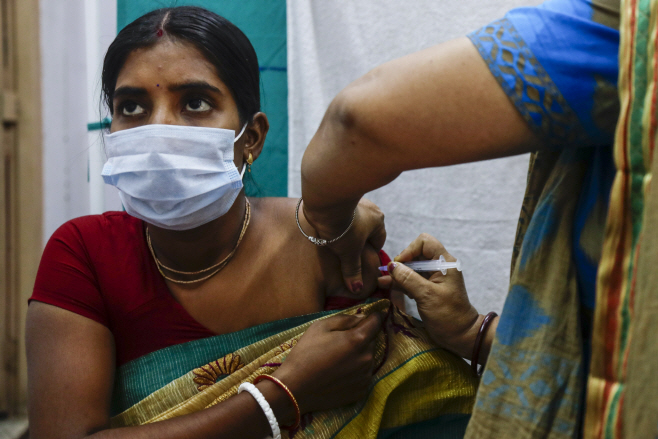 Virus Outbreak India Vaccination <YONHAP NO-4034> (AP)