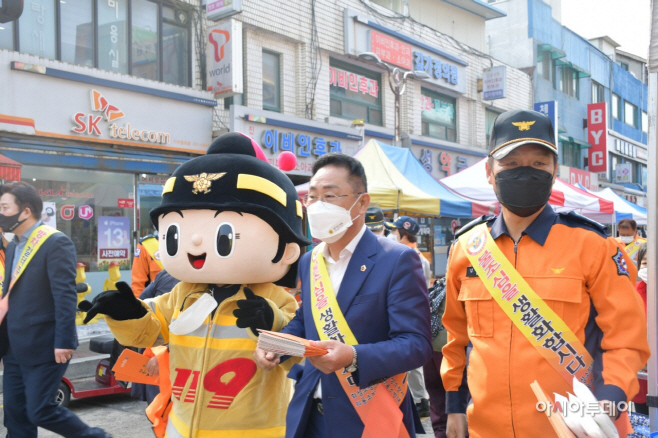 오진택 의원, 화성 조암시장 소방차 길터주기 훈련 함께 진행