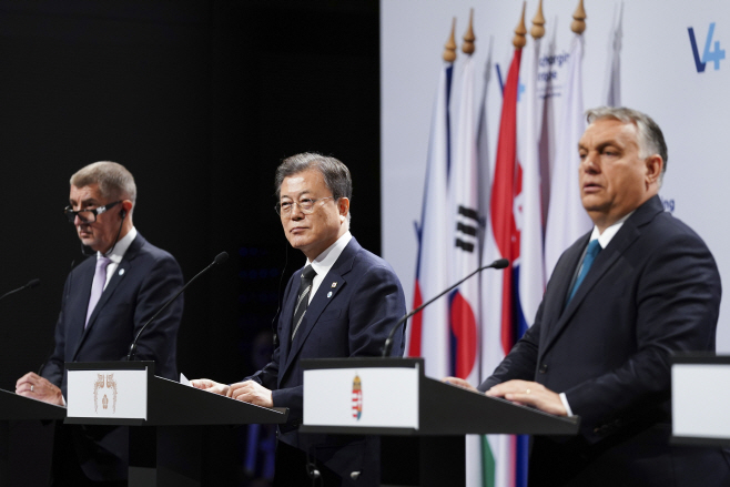 공동 언론 발표 참석한 문재인 대통령