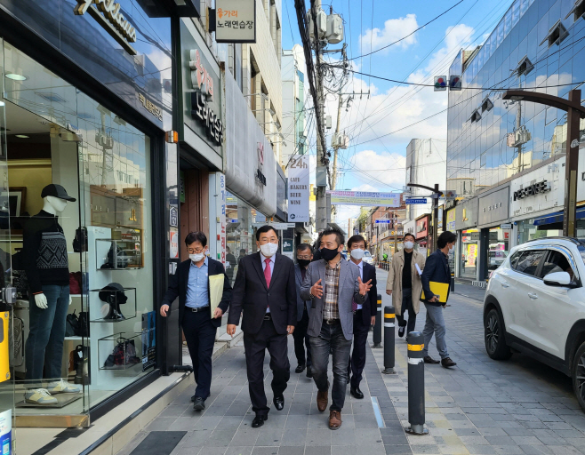 주낙영 경주시장이 관련자들과 함께 상가 거리를 둘러 보는 모
