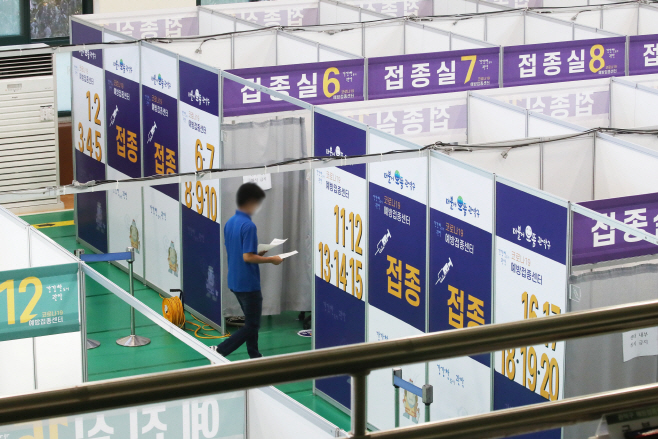 코로나19 백신 1차 접종률 79.6%<YONHAP NO-4149>