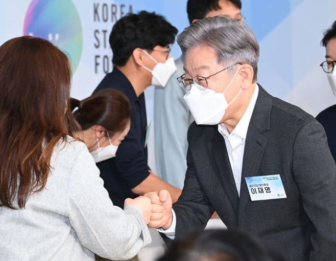 인사하는 이재명 대선후보