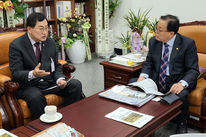 주낙영(사진 왼쪽) 경주시장이 8일 오전 국회 문광위 이채익 위