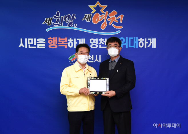 영천시 제1호 농업명장 포도분야 신길호 선정 사진(2)(왼쪽부터