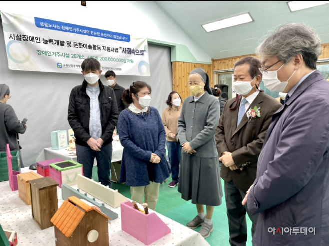 (금융산업공익재단) 시설장애인 작품전시회 관람 사진