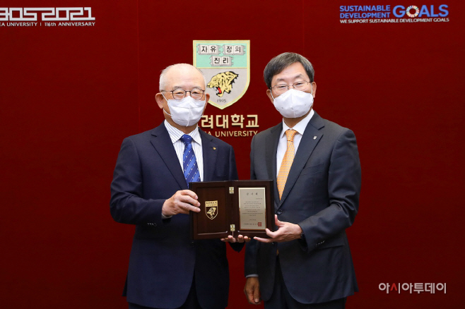 부영그룹 신명호 회장, 고려대 정진택 총장