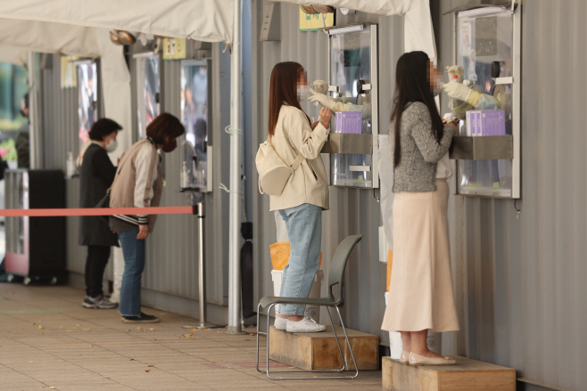 계속되는 검체채취<YONHAP NO-3739>