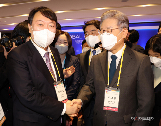 [포토] 대선 후보로 첫 조우한 이재명-윤석열