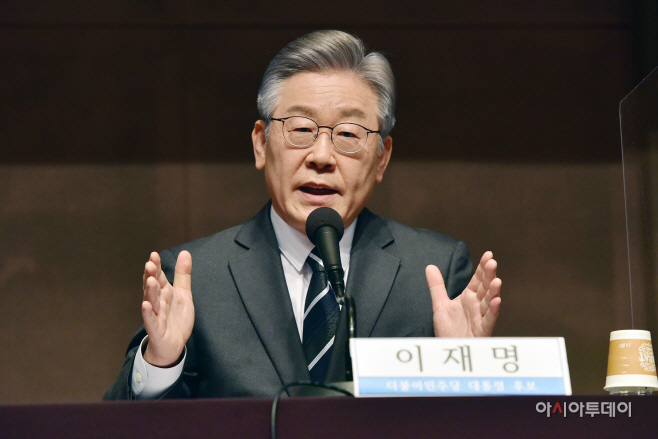 [포토] 이재명 민주당 대선 후보 '권순일 일면식도 없다…변호사비 2억5천만원 적지 않아'