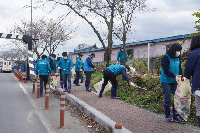사진 2. 한국원자력환경공단 청정누리봉사단이 10일 충효천 일