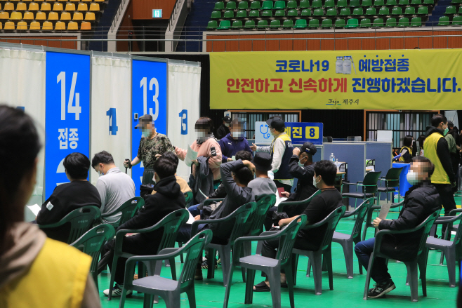 붐비는 제주시 접종센터<YONHAP NO-1893>