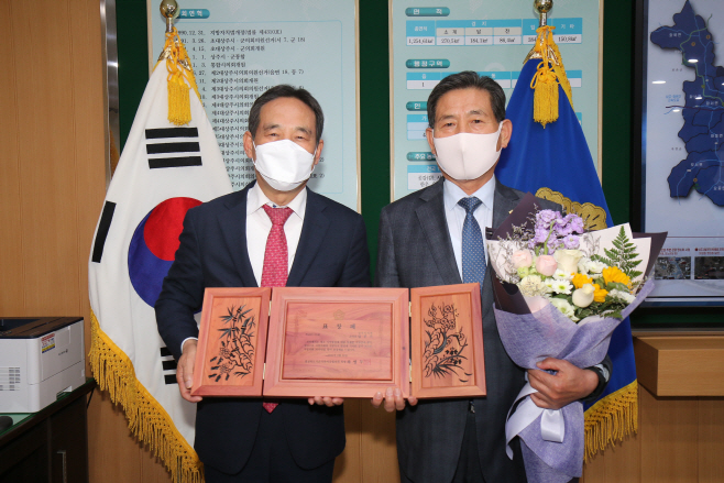 211111임부기부의장 지방의회 30주년 기념 표창 수상 (6)