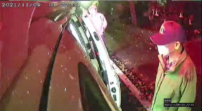 아내 김혜경씨 지켜보는 이재명 후보