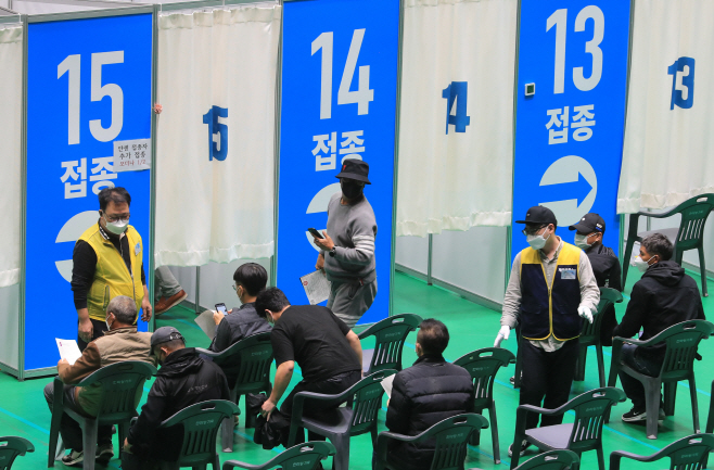 붐비는 제주시 접종센터<YONHAP NO-1890>