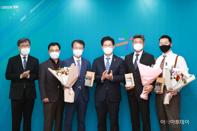 (11.12)_국토부_장관__한국판뉴딜_선정자_감사패_수여식_-_05