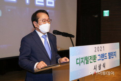 그랜드 챌린지 시상식에서 인사말 중인 박형덕 서부발전 사장