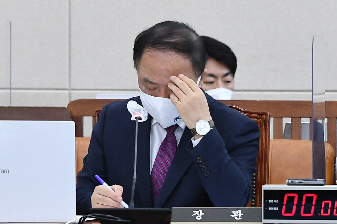 생각하는 홍남기 경제부총리