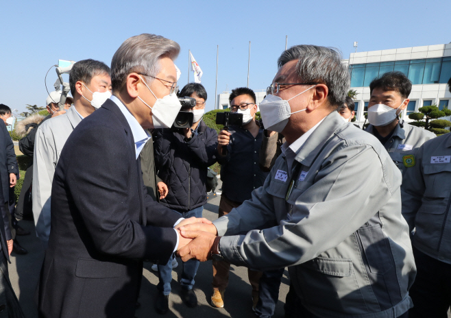 이성근 사장과 인사하는 이재명 대선후보