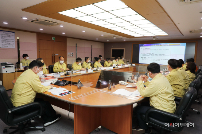 한대희 시장(왼쪽)이 화재대응 도상훈련을 주재하고 있다.