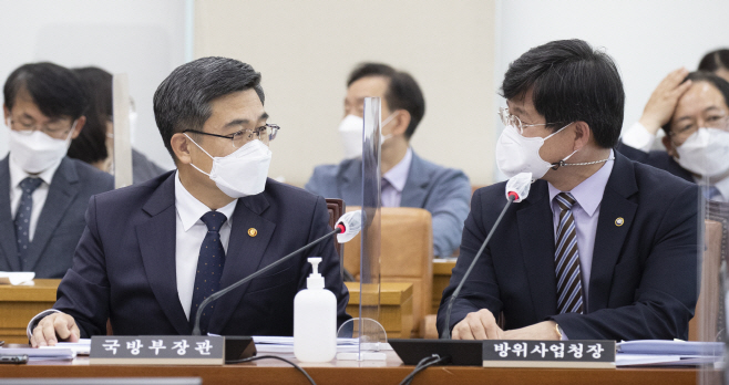 대화하는 서욱 국방부 장관과 강은호 방위사업청장
