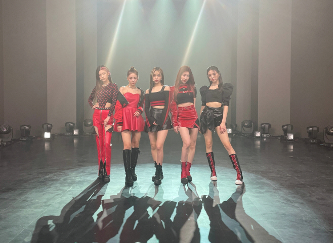 ITZY 엠스테 단체 이미지