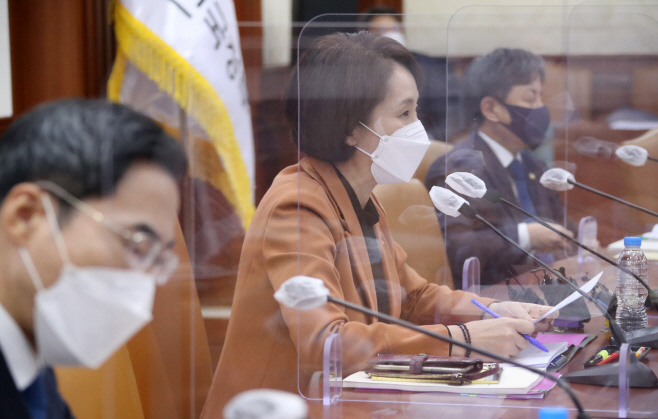 사회관계장관회의 주재하는 유은혜 부총리<YONHAP NO-4201>