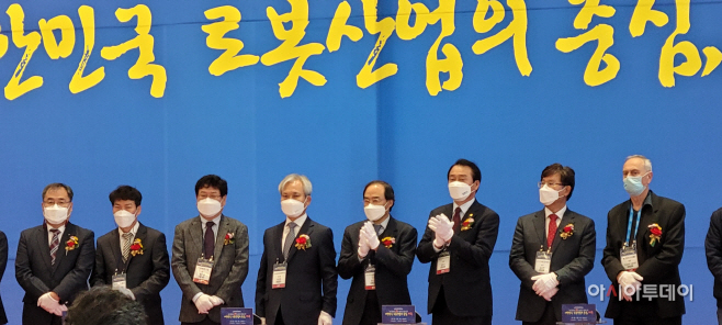 (2-1) 개막식 사진(최삼룡 청장님-왼쪽에서 다섯번째) (1)
