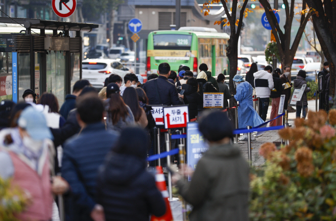 위중증 500명 육박하며 또 최다치…신규확진